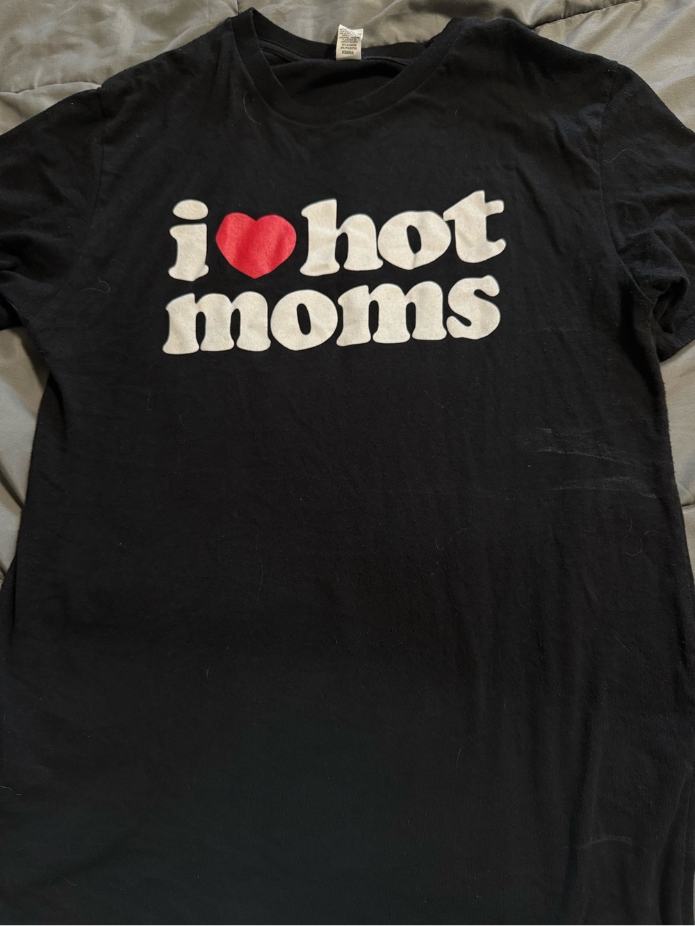 Black boys T-Shirt with Red Heart "I ♥ Hot Moms" Graphic